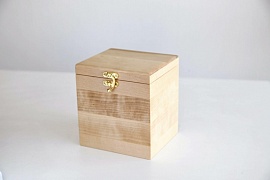 Коробка деревянная квадратная с откидной крышкой